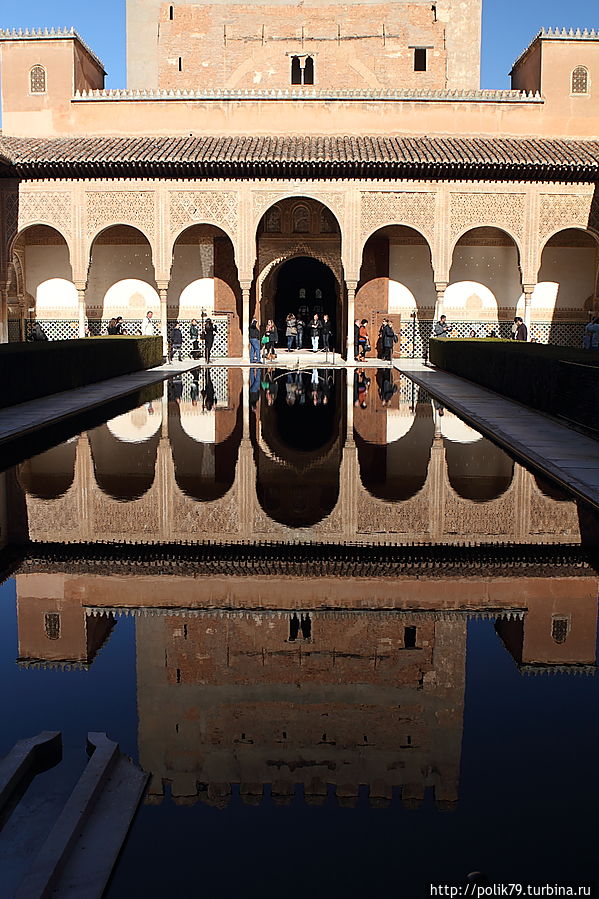 Кульминация визита — Миртовый дворик и башня Комарес во дворце Насридов. Гранада, Испания