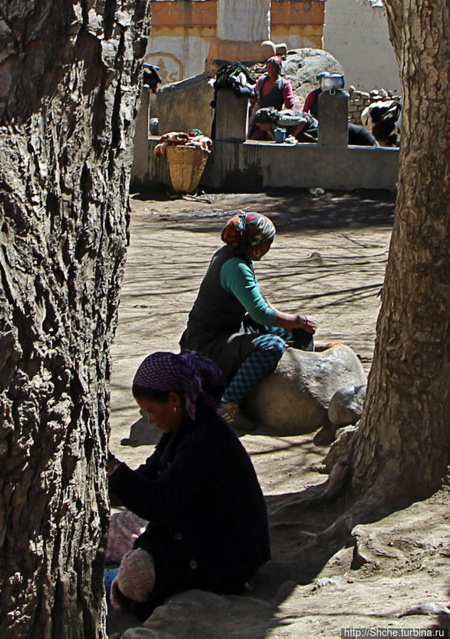 на площади женщины занимались делами по хозяйству, две перетирали перец, остальные стирали Гами, Непал