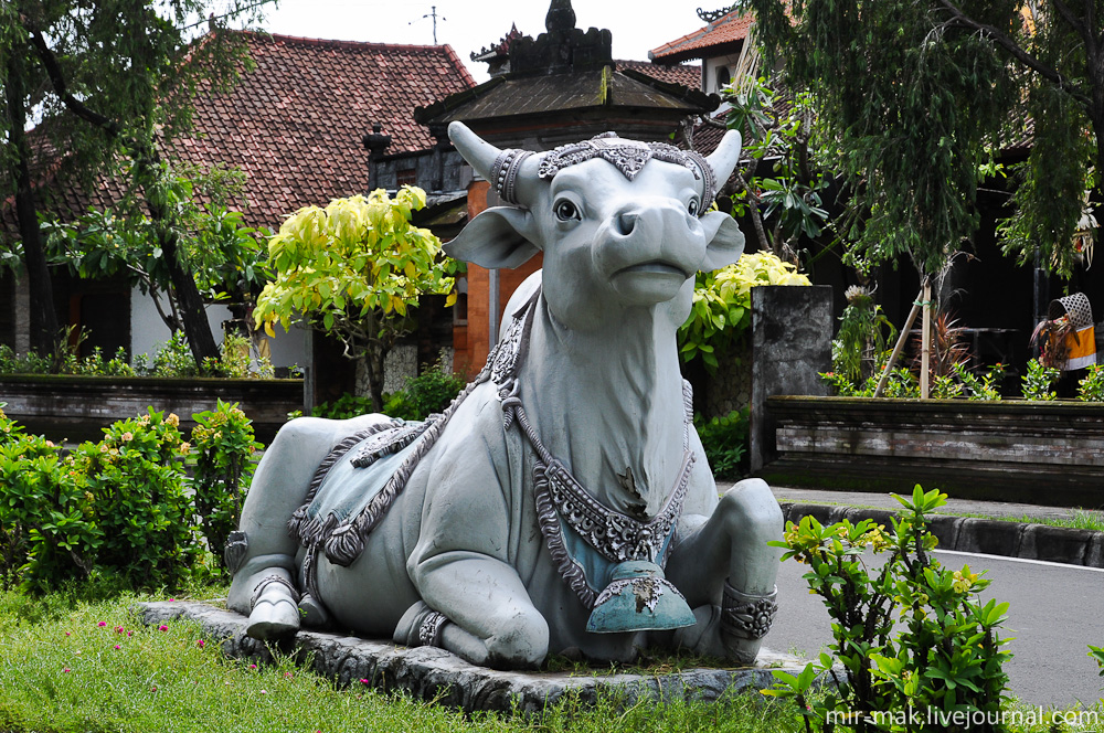 Гостей встречает статуя коровы. Нуса-Дуа, Индонезия