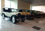 Выставка ретроавтомобилей в аэропорту.