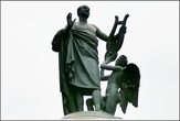 Памятник М.В, Ломоносову. Здесь он представлен в необычном для нас виде — одетого в античную тогу. Памятник сооружен скульптором И. П. Мартосом в 1826 — 1829 годах.