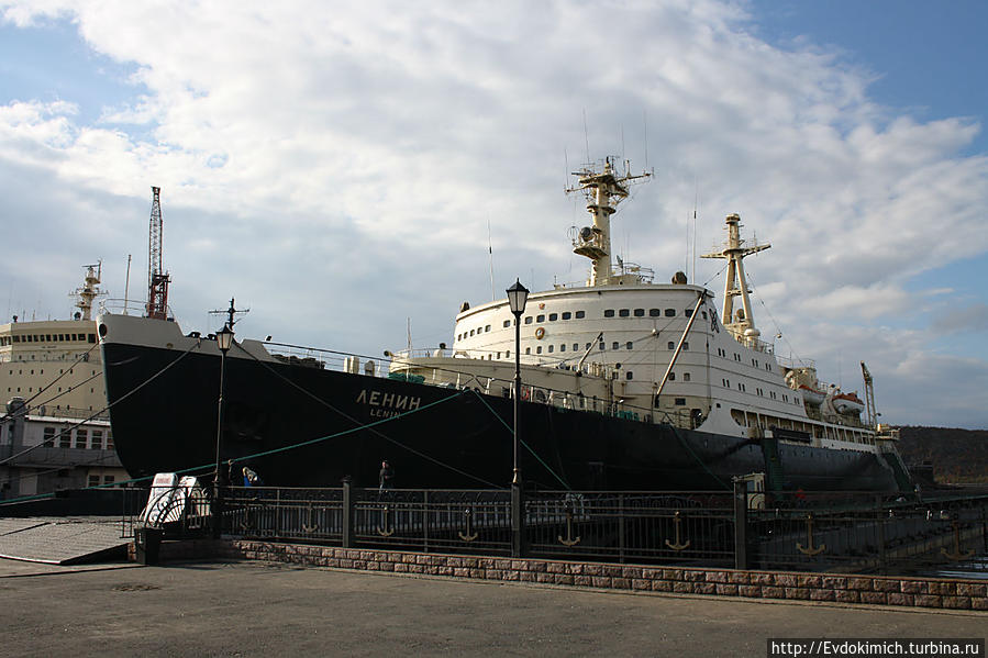 У Морского вокзала на вечную стоянку поставили первый в мире атомный ледокол ЛЕНИН. Мурманск, Россия