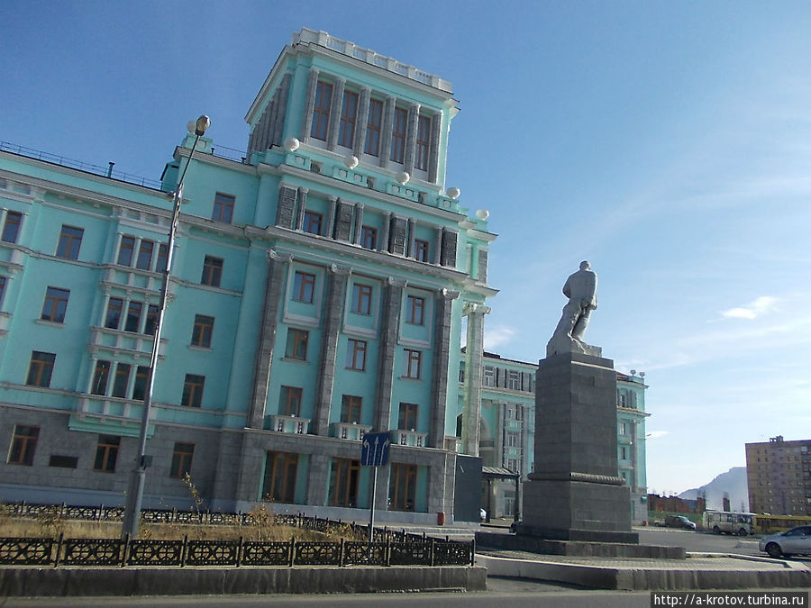 Ленин норильск. Ленинский проспект Норильск памятник. Памятник Ленину в Норильске. Площадь Октябрьская памятник Ленину Норильск. Норильск статуя Ленина.