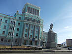 Здание Управления Комбината находится на Главной площади с Лениным