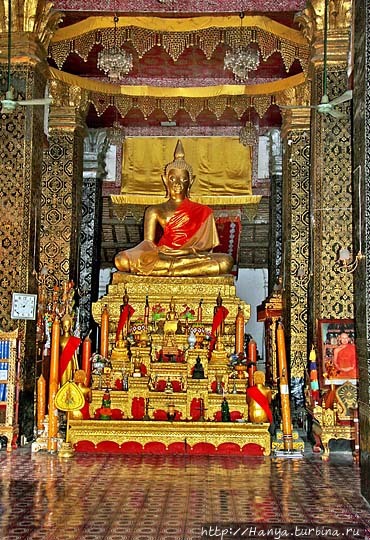 Ват Тхат Луанг. Алтарь с Буддой в Симе. Фото из интернета