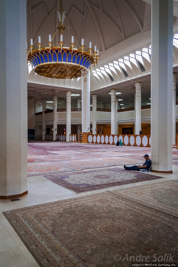 Зеркальная мечеть-мавзолей Шах-Черах