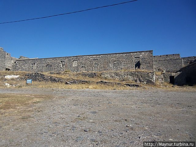 Внутри крепости обширная пустующая площадь , вдали виднеются стены оружейных складов. Карс, Турция