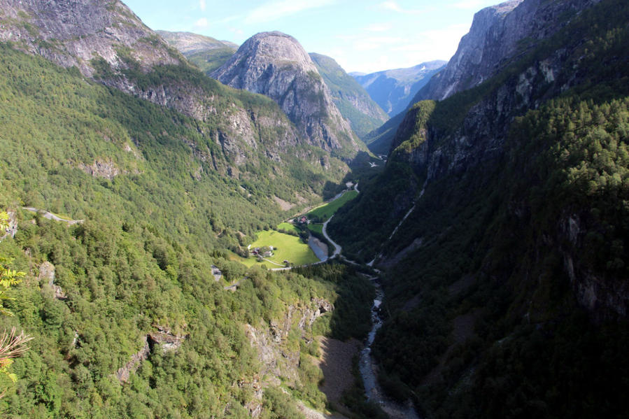 Вид на долину Нерей. Внизу виднеется трасса E16 (Осло-Берген). 

До открытия в 1980-м туннеля Stalheimtunnelen машинам приходилась карабкаться двести метров вверх по извилистой Stalheimskleiva (просматривается слева) Флом, Норвегия