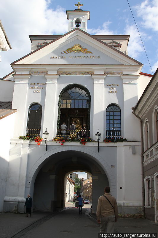 Старый город начинается от ворот Зари (Аушрос) — главного входа в город. Вильнюс, Литва