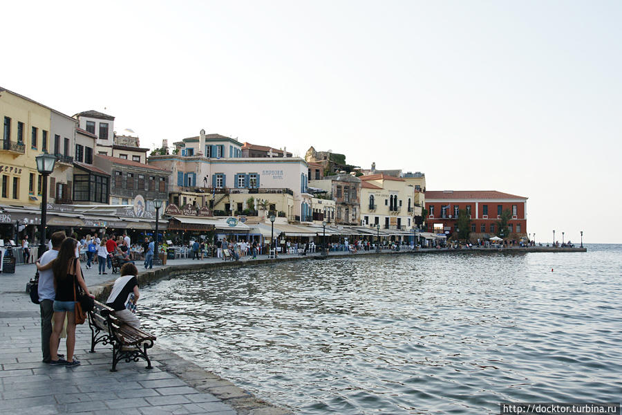 На набережной Венецианской гавани Хания, Греция