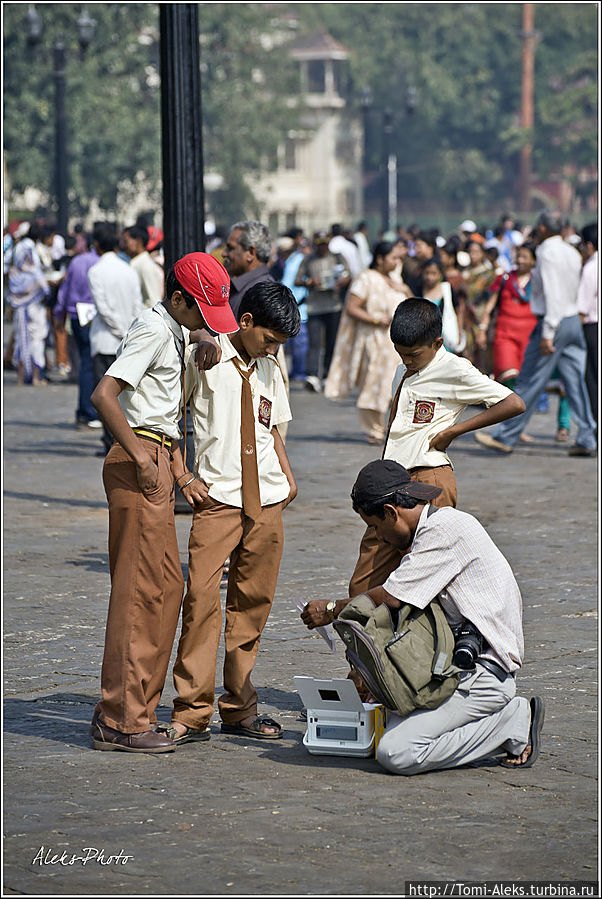Опять печатают фотографии...
* Мумбаи, Индия