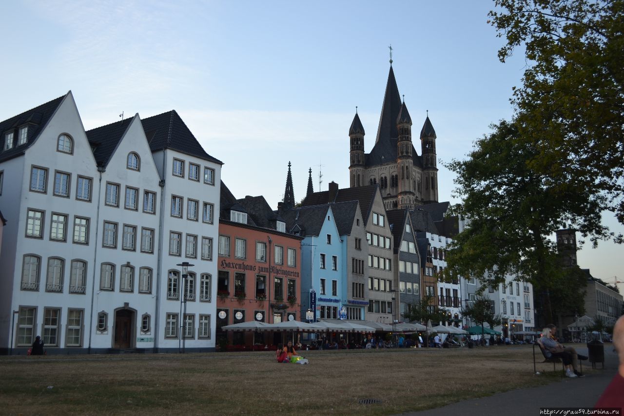 Расположено в нижнем правом углу фотографии Кёльн, Германия