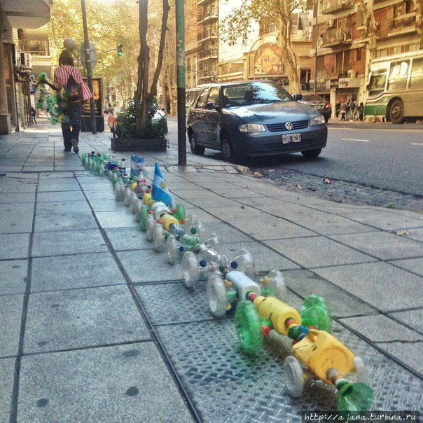 Кто — то сконструировал паровозик из бутылок и дефилирует по улица Буэнос. Буэнос-Айрес, Аргентина
