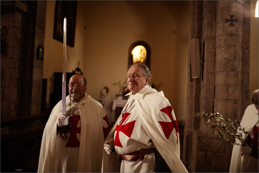 Теперь о незапланированном событии, как оказалось в этот день было вербное воскресенье, в городе устраивалась служба и поэтому случаю местный орден тамплиеров должен был присутствовать на этом празднике. Мы вообще изначально зашли в кафе позавтракать, но они увидев нашу толпу обвешанную фотоаппаратами, сразу же пригласили нас на это мероприятие. Оказались совершенно милыми дядечками и были совершенно не против что мы их снимали даже по время подготовки. Кстати надо чтобы им фотографии выслать, а то ведь обещались. Ну и собственно грозный орден.