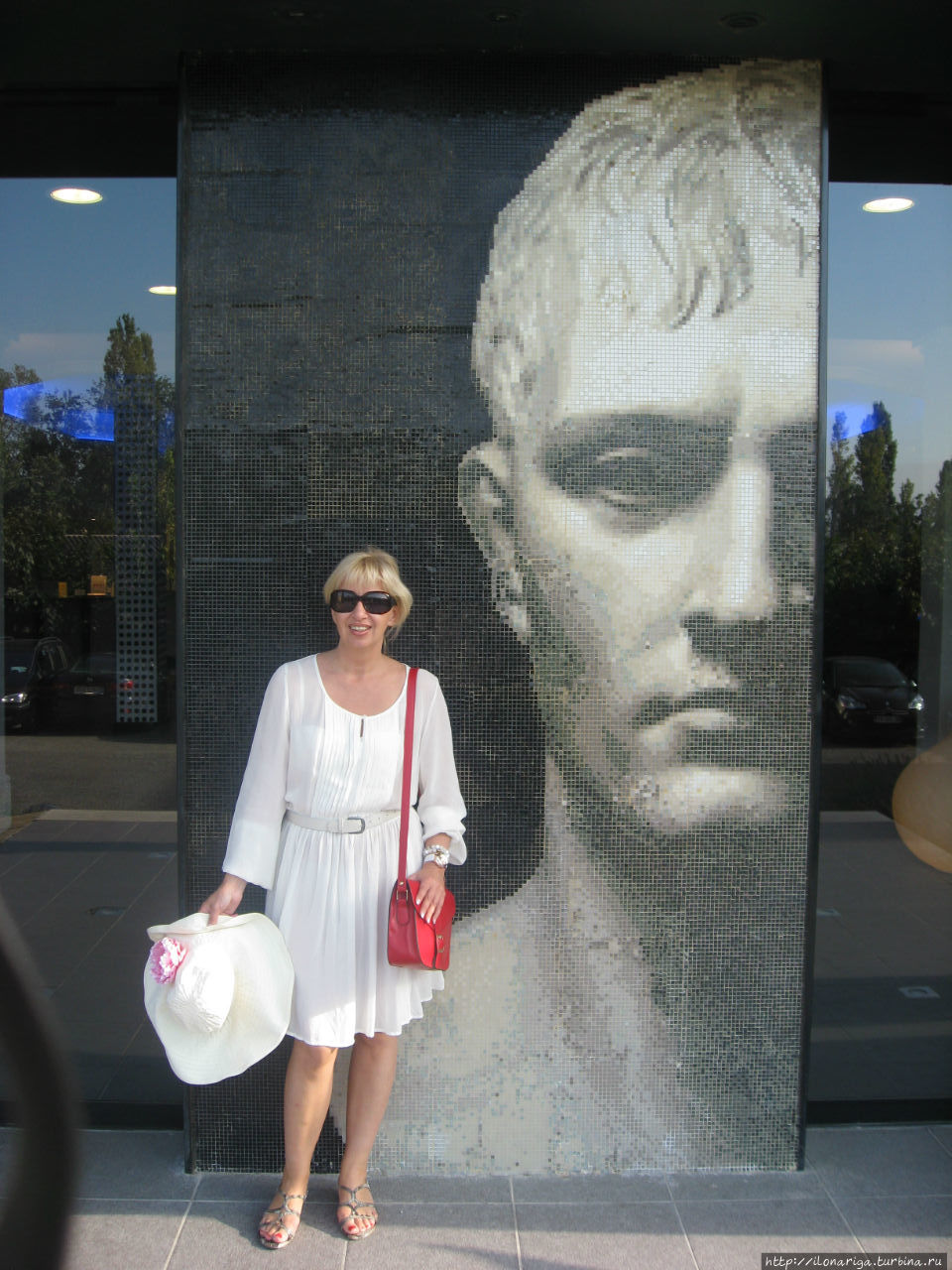 Это платье и шляпу к ней я везла специально для того, чтобы фотографироваться в Провансе.