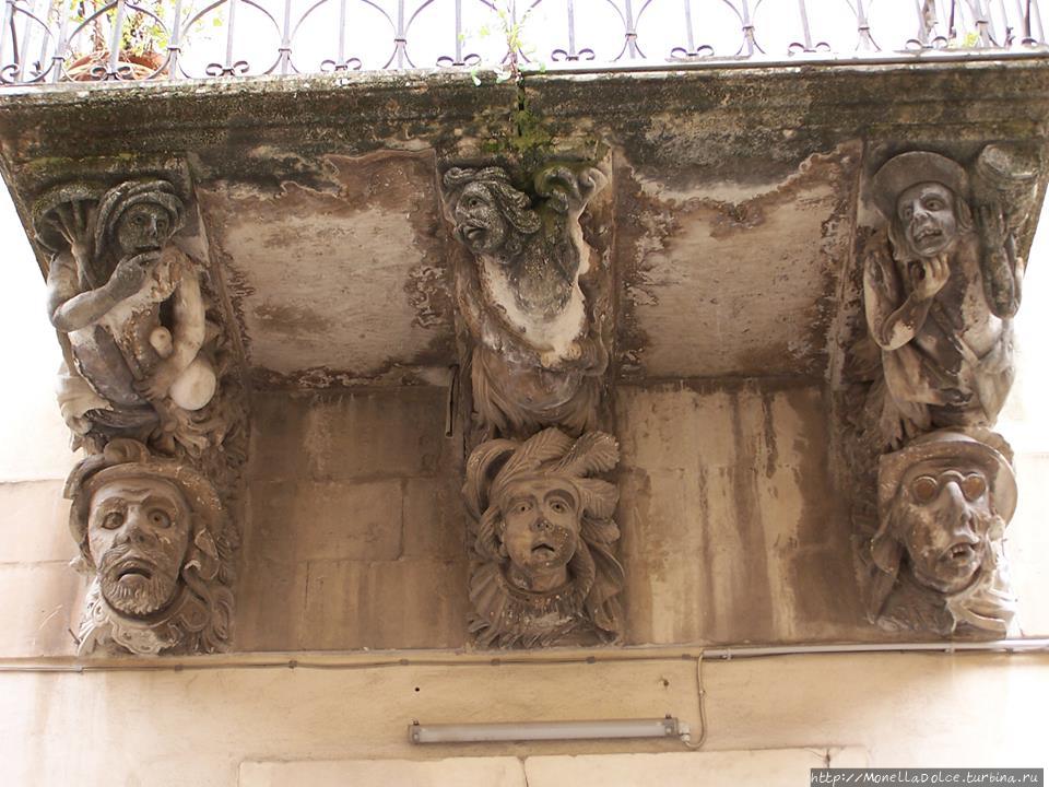 Рагуза: балконы  в стиле барокко сичилиано Рагуза, Италия