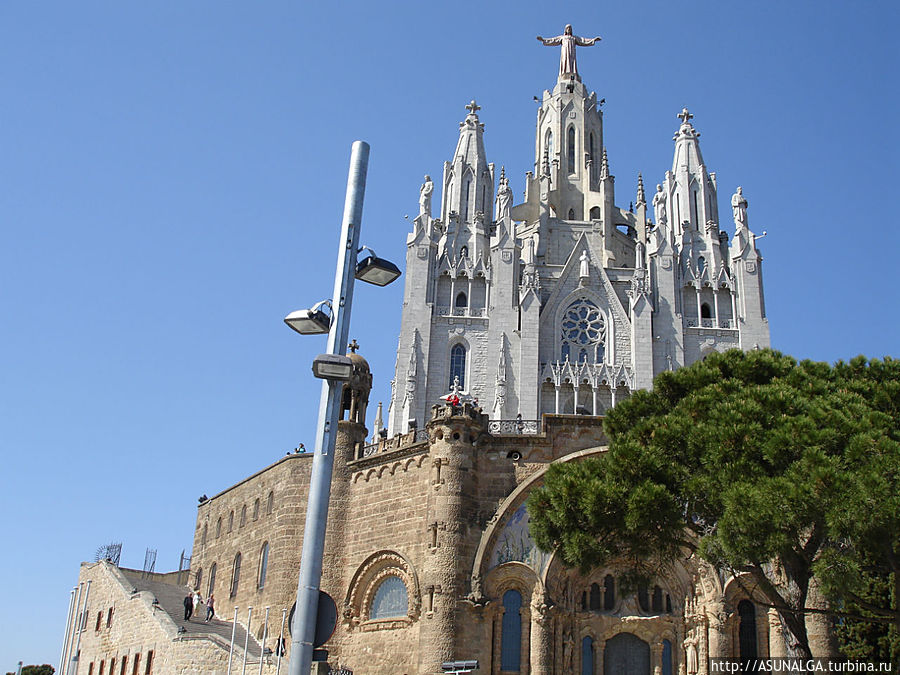 Храм Святого Сердца (по-каталонски  Expiatori del Sagrat Cor) удается увидеть не каждому туристу, так как он находится вдалеке от центральных туристических маршрутов, на вершине горы Тибидабо. При этом, почти каждый въезжающий в Барселону по побережью путешественник заметит статую Иисуса, украшающую его вершину. Барселона, Испания