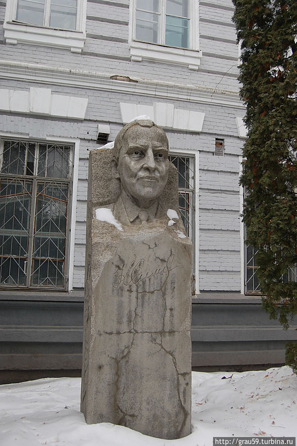 Памятник Симонову К.М.