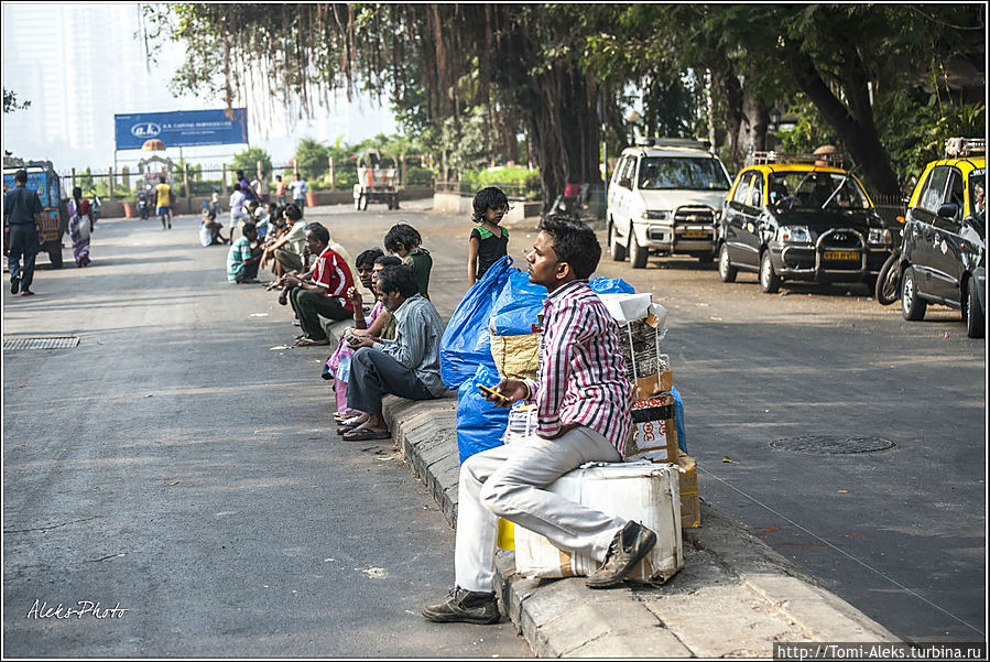 Вот выйти бы прямо здесь на набережную, но, увы. Впереди — забор. И придется еще обходить целый огороженный жилой квартал...
*