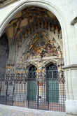 Кафедральный собор. Самая большая познеготическая церковь Швейцарии, главный портал которой украшен удивительным барельефом, изображающим Страшный суд — Ад и Рай.