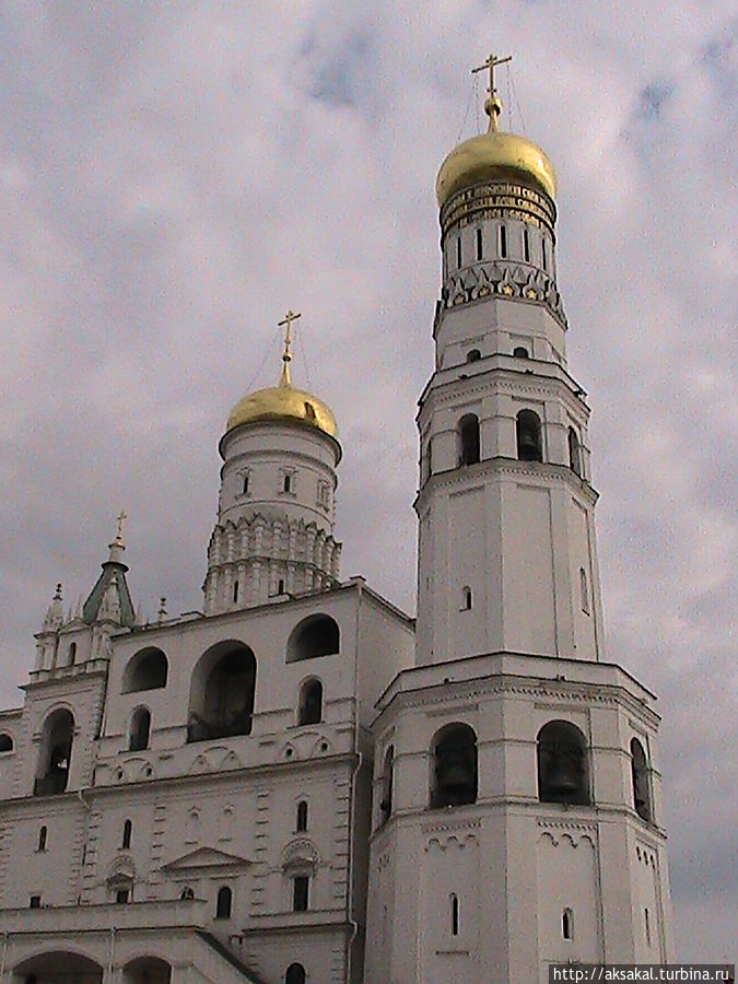 Кремль. Колокольня Ивана Великого, построенная в 1505г.
в память об умершем в тот год Иване III. Москва, Россия