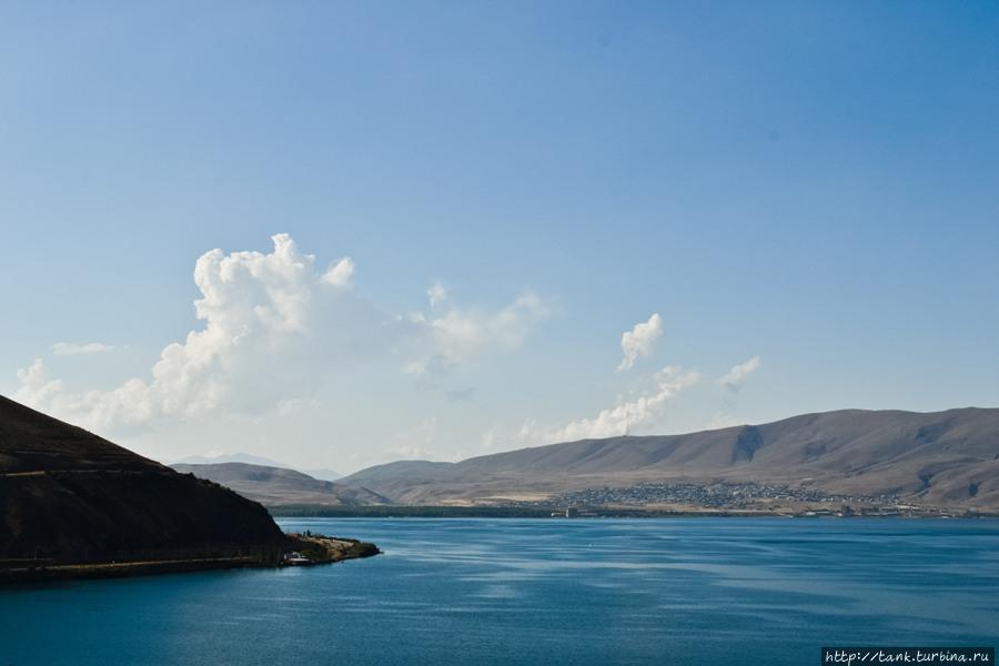 Дальше был Севан, голубое озеро, раскинувшееся между уже не такими зелеными горами, как в Дилижане, но не менее живописными. Севан, Армения