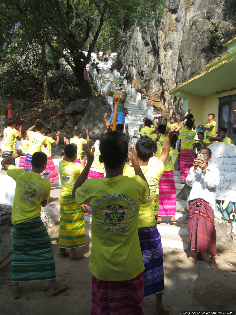 Каренский ансамбль у входа в пещеру Bayin Nyi Хпа-Ан, Мьянма