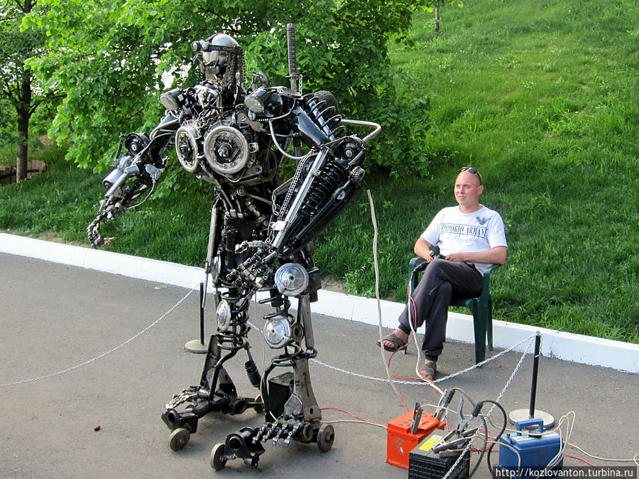 Многих зевак удивлял танцующий робот...