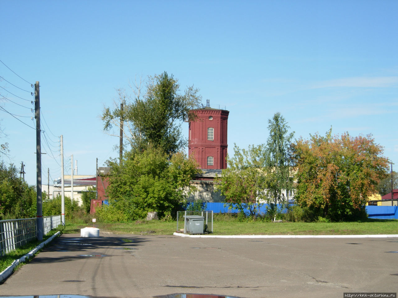 Вдали старая водонапорная башня в современном одеянии, что портит ее вид Зуевка, Россия