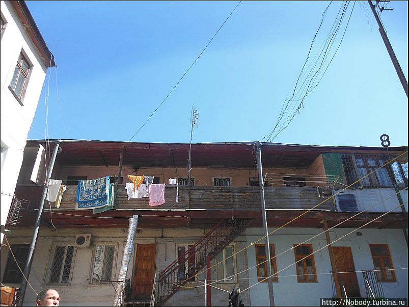 ...как раз в этом доме)))