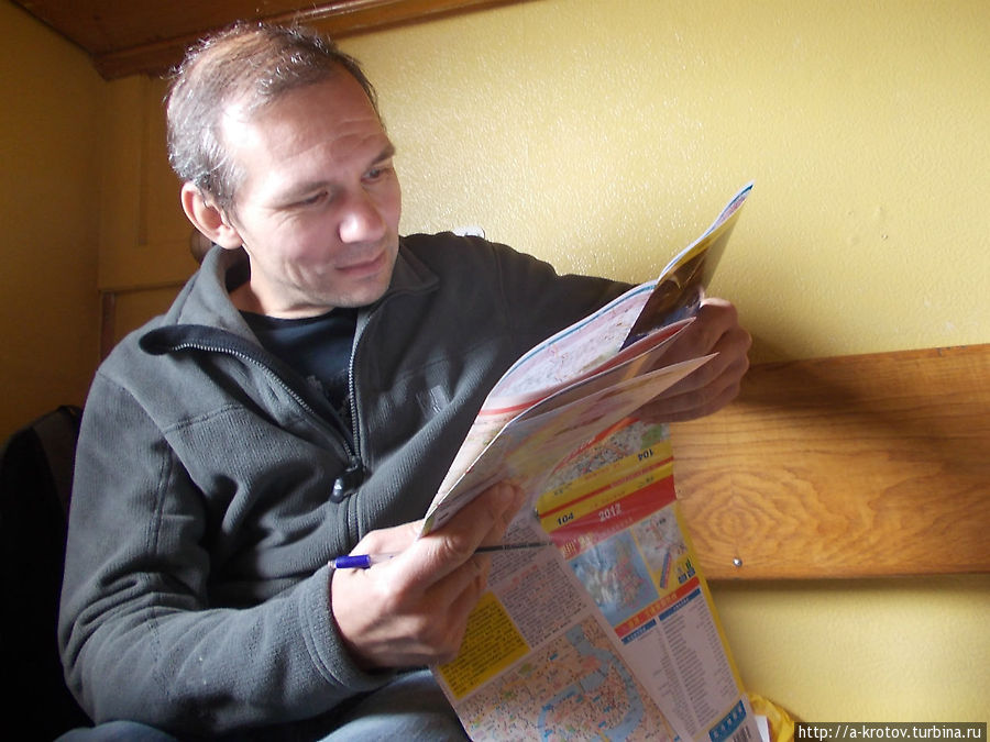 Игорь Лысенков в каюте изучает карты Китая, готовится к следующему маршруту Туруханск, Россия