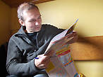 Игорь Лысенков в каюте изучает карты Китая, готовится к следующему маршруту
