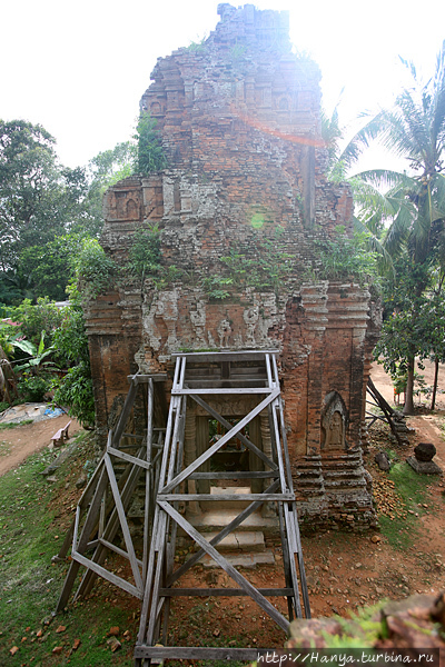 Храм Лолей. Вид юго-западной башни с восточной стороны. Фото из интернета Ангкор (столица государства кхмеров), Камбоджа