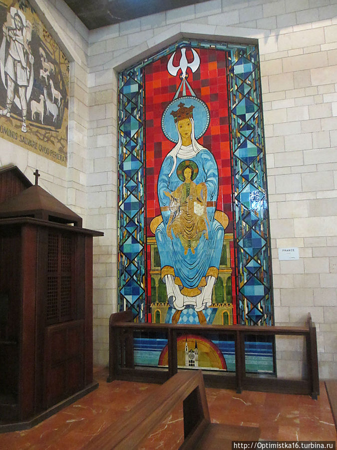 На северной и южной стенах вывешены 17 уникальных портретов Девы Марии, являющиеся подарками Австралии, Англии, Аргентины, Бразилии, Венесуэлы, Венгрии, Испании, Камеруна, Канады, Китая, Ливана, Мексики, Португалии, Польши, США, Франции и Японии