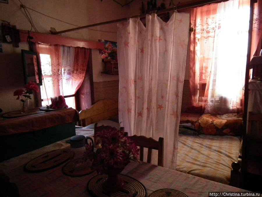 Как я уже сказала — квартира принадлежит довольно зажиточной семье малагаси, поэтому комната обитателей поистине шикарна (по меркам Мадагаскара).