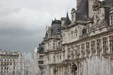 Парижская мэрия — это городской дворец Отель-де-Виль (Hôtel de Ville), где с 1357 г. размещаются парижские органы власти.