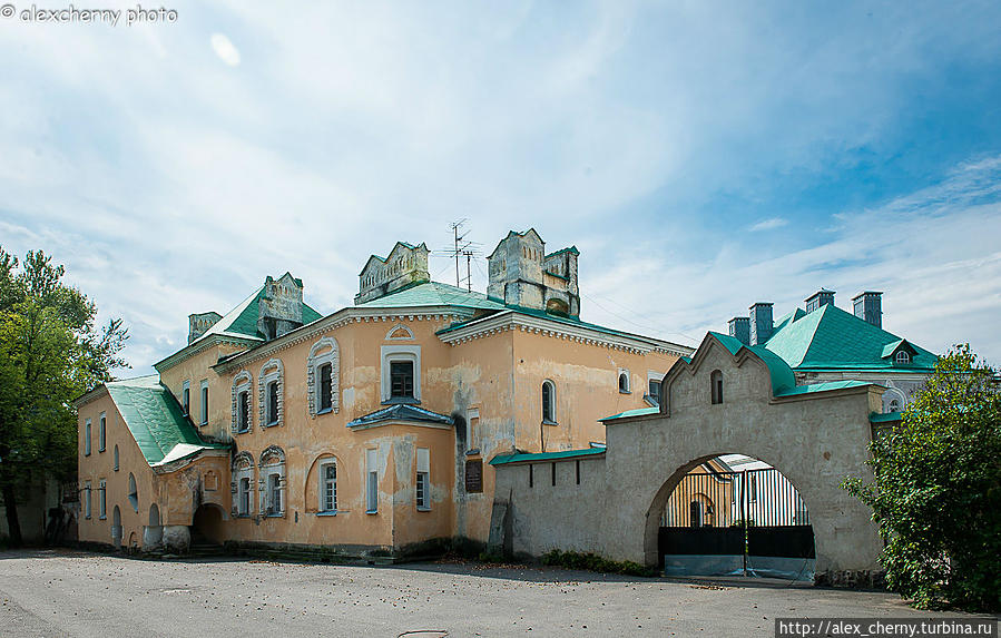 Желтая палата и сейчас главные ворота ведущие во внутренний двор, который закрыт для посторонних Пушкин, Россия