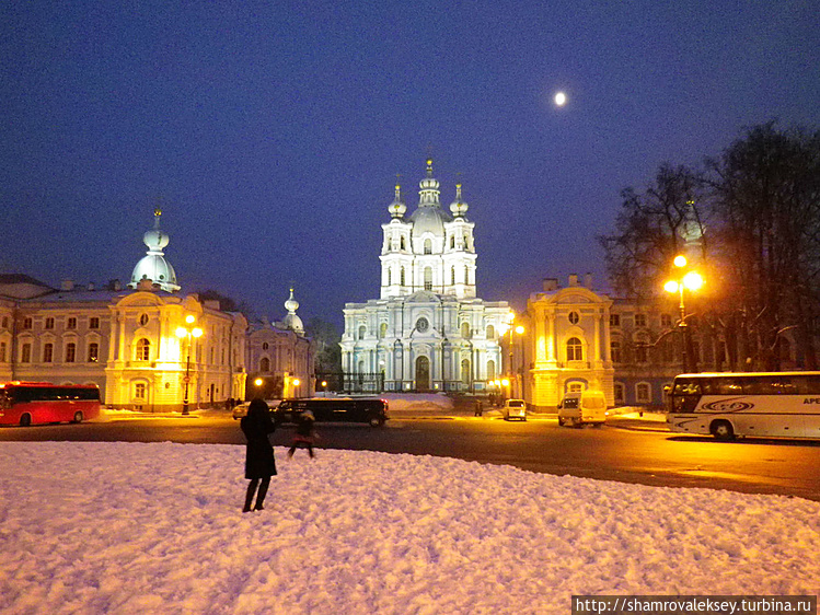 Пустынны площади в ночи