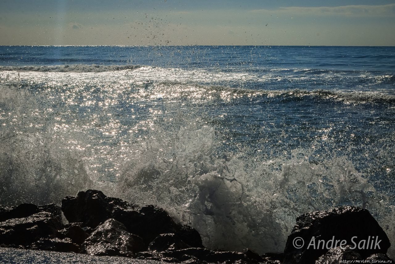 Прибой на Средиземном Ситжес, Испания