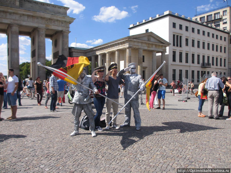 На Парижской площади у Бранденбургских ворот Берлин, Германия