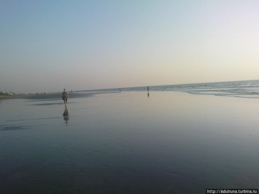Океан очень мелкий долгое время, дабы дойти до глубины приходится долгое время идти против волн, что не просто... Арамболь, Индия