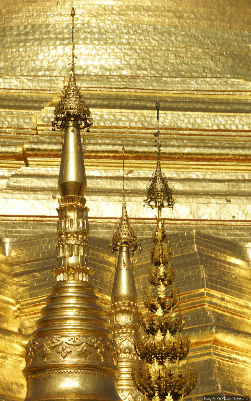 Рисунок золотом по золотому. Янгон, Мьянма