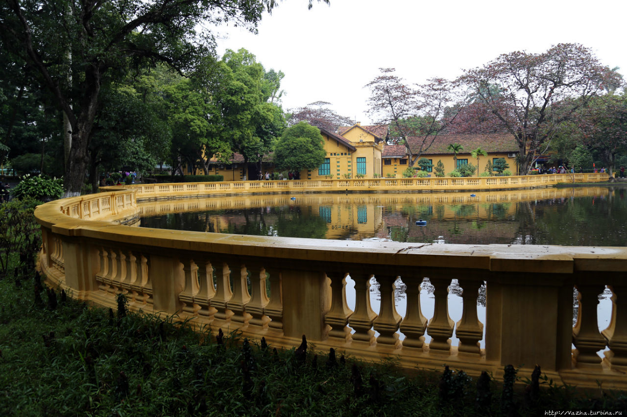 Архитектурный ансамбль мавзолея Хо Ши Мина Ханой, Вьетнам