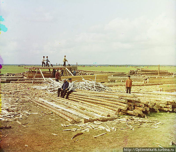 1912. Распилка бревен. Село Кузьминское на Оке Россия