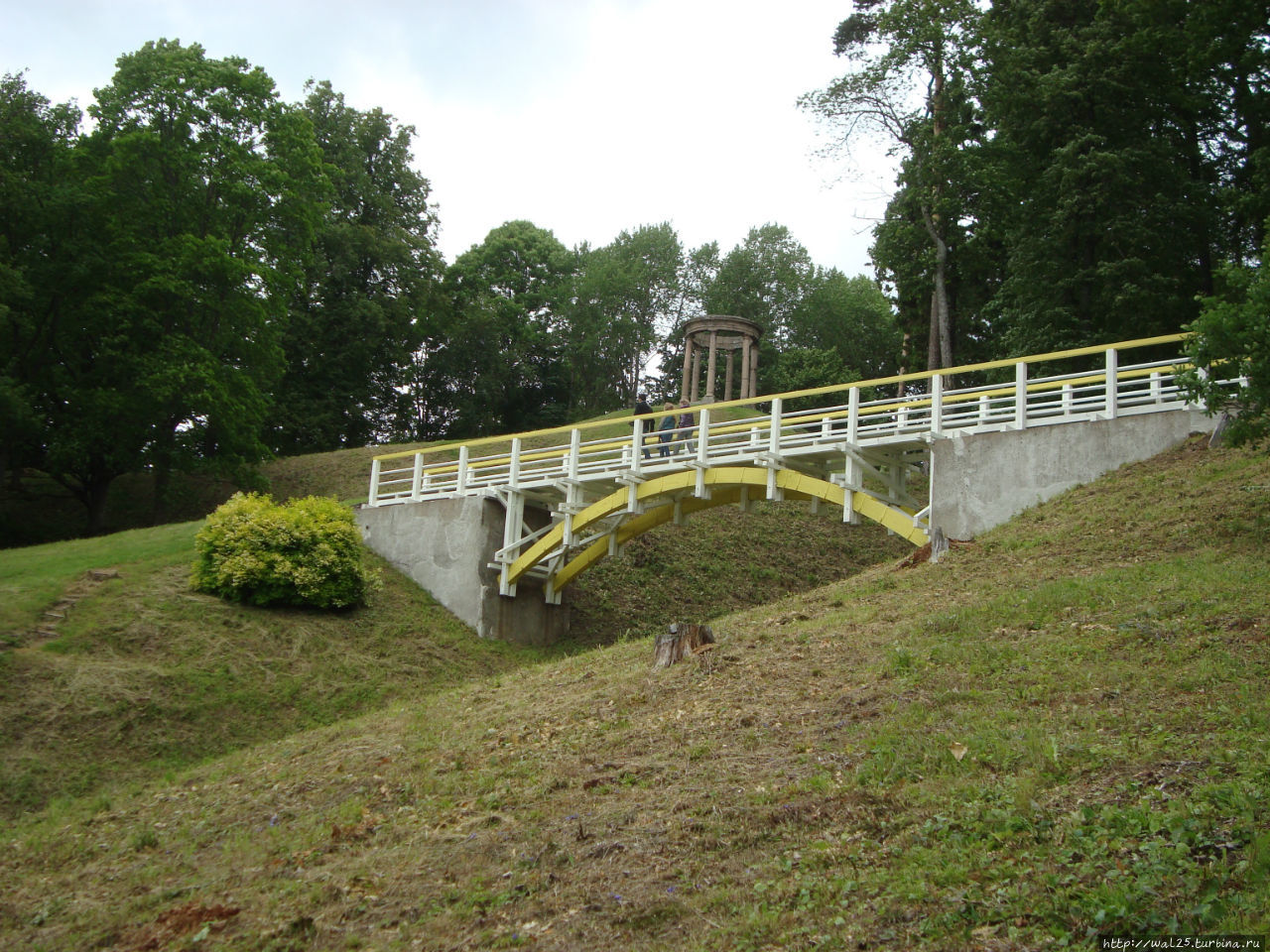 Живописный мостик через овраг. Балвский район, Латвия