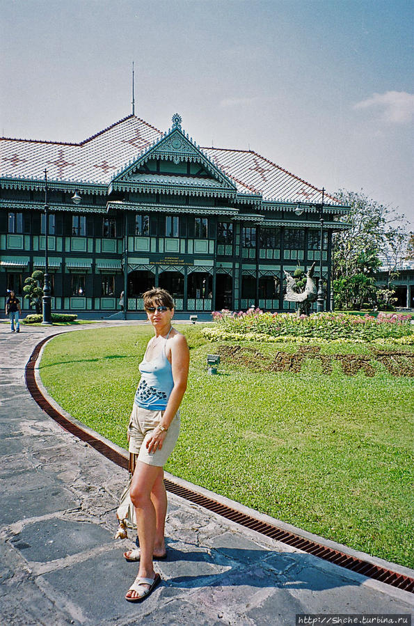 Возле зоопарка есть еще одно здание королевского комплекса — Тронный зал Абхисек Дусит. Бангкок, Таиланд