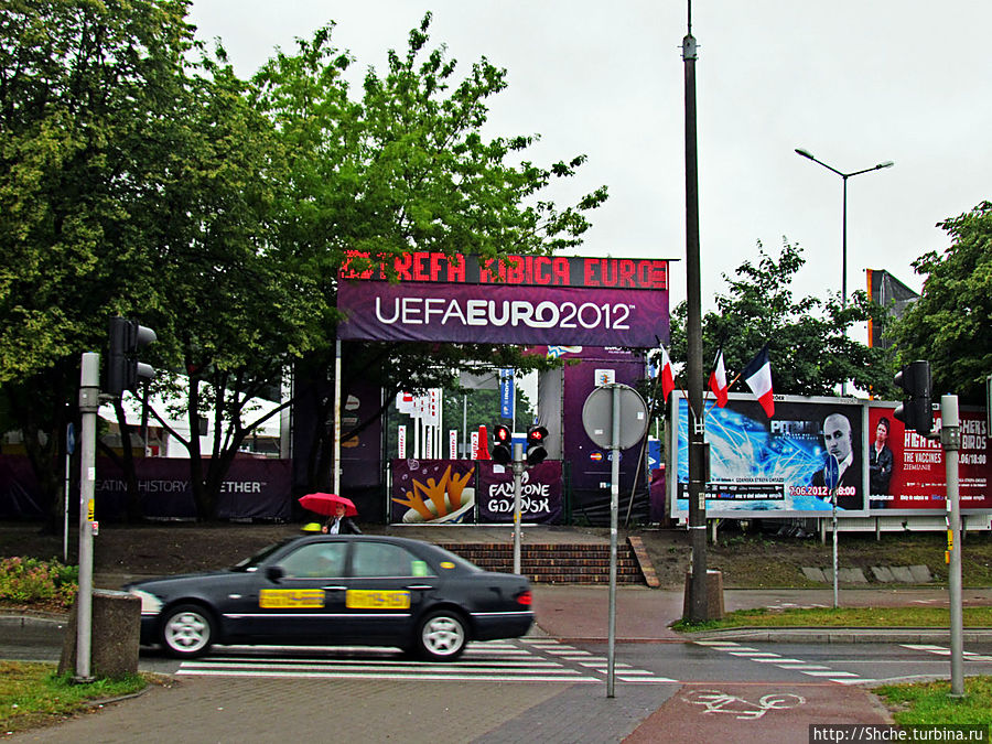 Больше километра от вокзала — закрытая официальная фан-зона, прийдется вернуться по позже Гданьск, Польша