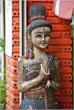 Деревянные скульптуры — настоящая гордость тайцев. Это искусство меня просто восхищает...
*
