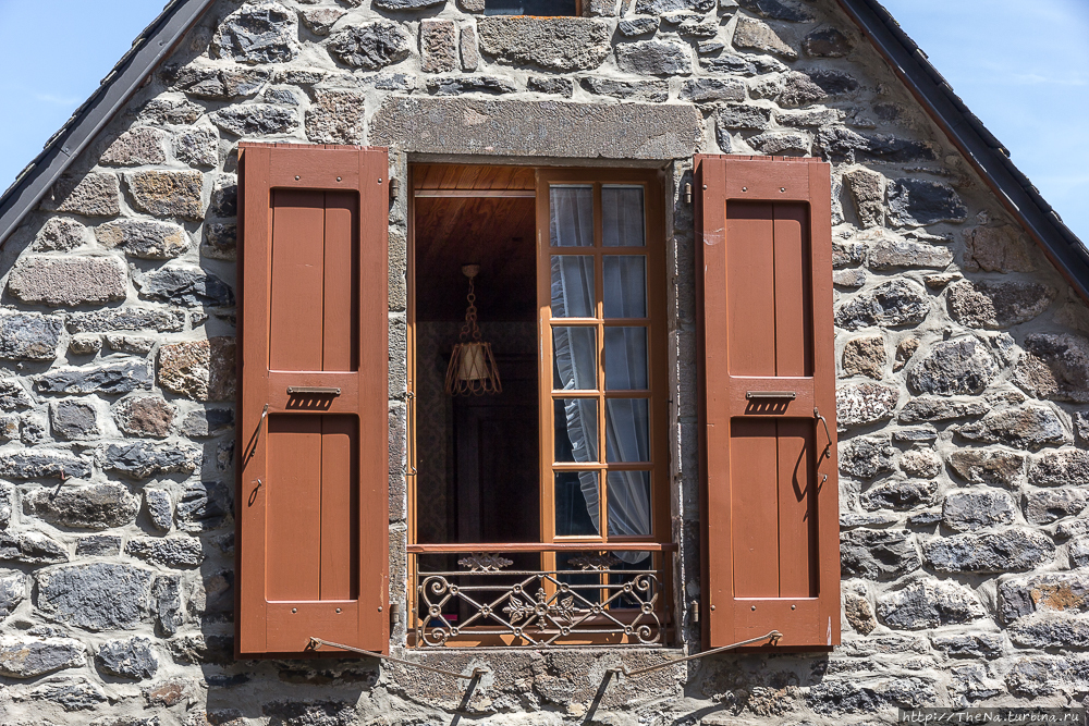 Салер (Salers). Франция. Чёрный бриллиант на зелёном ковре. Салер, Франция