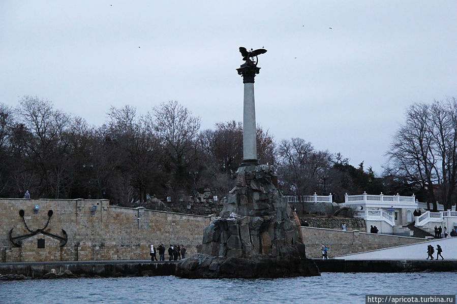 памятник затопленным кораблям (вид с бухты) Севастополь, Россия